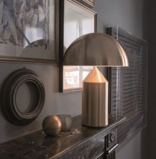 Oluce Atollo lauavalgusti kuldne interjööris