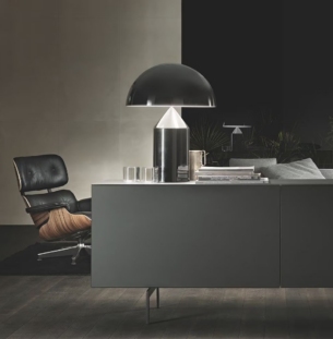 Oluce Atollo lauavalgusti nikkel must interjööris