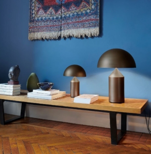 Oluce Atollo lauavalgusti pronks interjööris