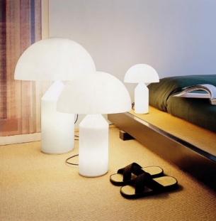 Oluce Atollo lauavalgusti valge interjööris 1