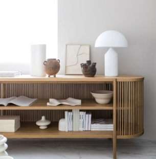 Oluce Atollo lauavalgusti valge interjööris