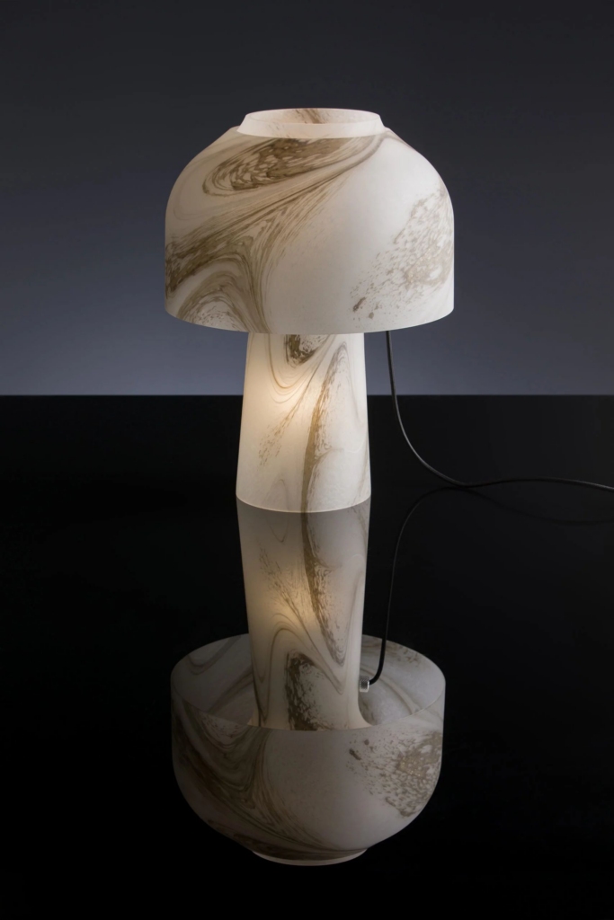 Karman Lilly lauavalgusti alabaster interjööris