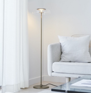 Nuura Blossi põrandavalgusti kuldne läbipaistev interjööris 1