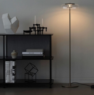 Nuura Blossi põrandavalgusti kuldne läbipaistev interjööris 3