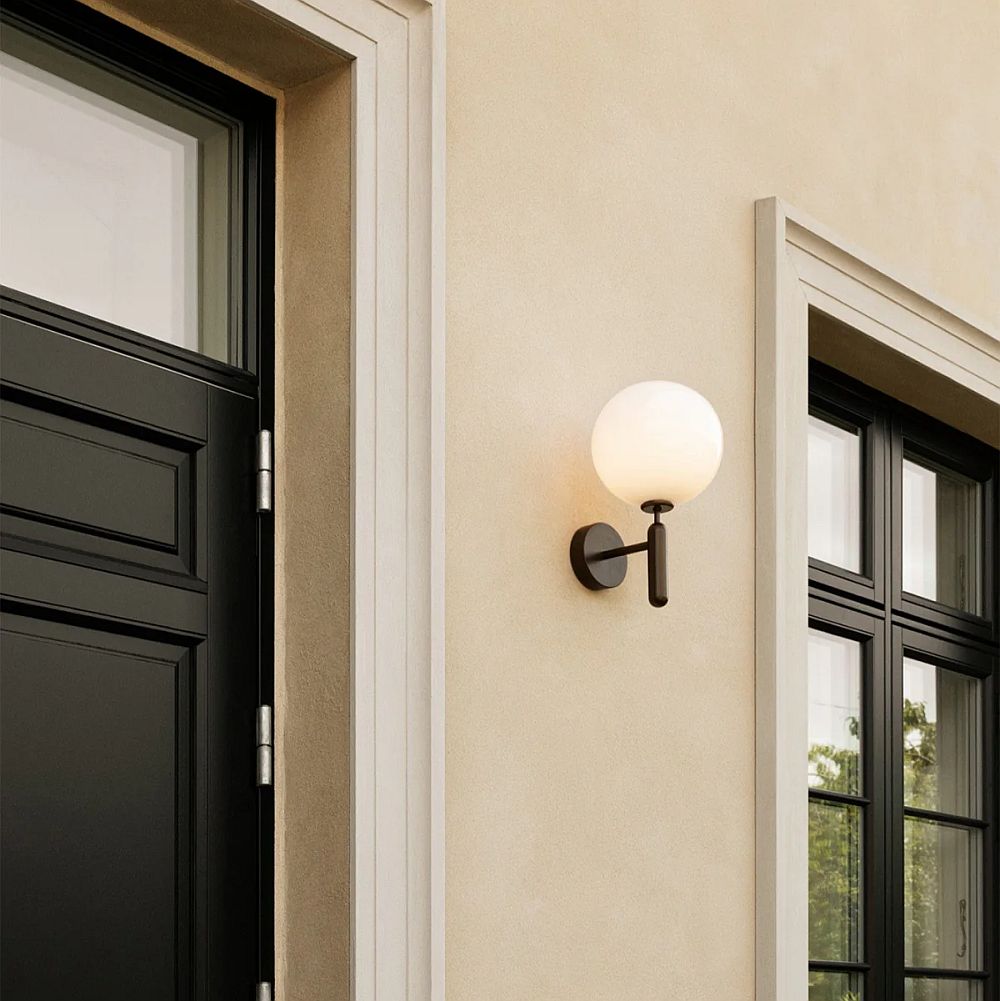 Nuura Miira Outdoor seinavalgusti must valge külgvaade