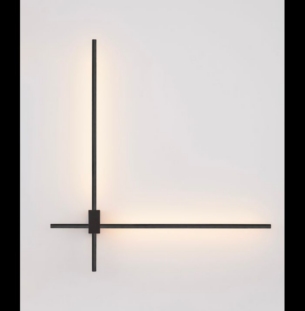 Novaluce Peak seinavalgusti must interjööris