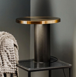 OLUCE CYLINDA lauavalgusti must kuldne interjööris 2