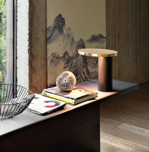 OLUCE CYLINDA lauavalgusti must kuldne interjööris 3