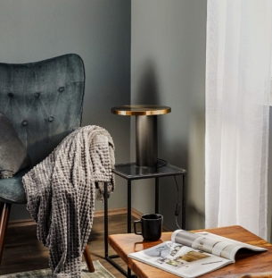 OLUCE CYLINDA lauavalgusti must kuldne interjööris 4