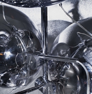 Tom Dixon mirror ball chanderlier põrandavalgusti interjööris 1