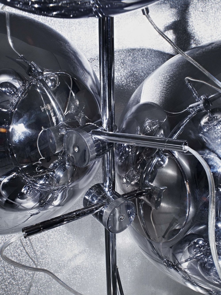 Tom Dixon mirror ball chanderlier põrandavalgusti interjööris 1