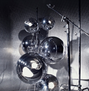 Tom Dixon mirror ball chanderlier põrandavalgusti interjööris 2