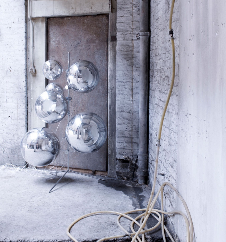 Tom Dixon mirror ball chanderlier põrandavalgusti interjööris