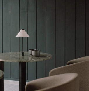 New Works Brolly in table laetav lauavalgusti interjööris 1