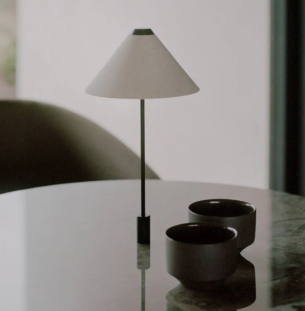 New Works Brolly in table laetav lauavalgusti interjööris 2