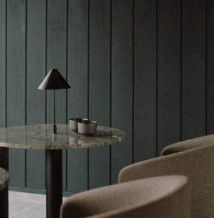 New Works Brolly in table laetav lauavalgusti interjööris