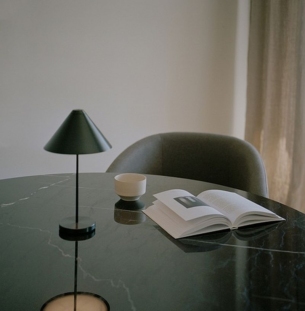 New Works Brolly in table laetav lauavalgusti interjööris 31