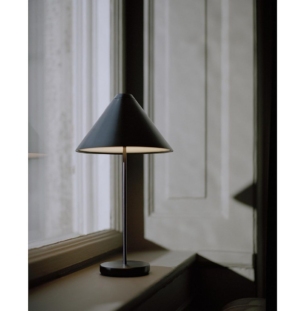 New Works Brolly laetav lauavalgusti must interjööris 3