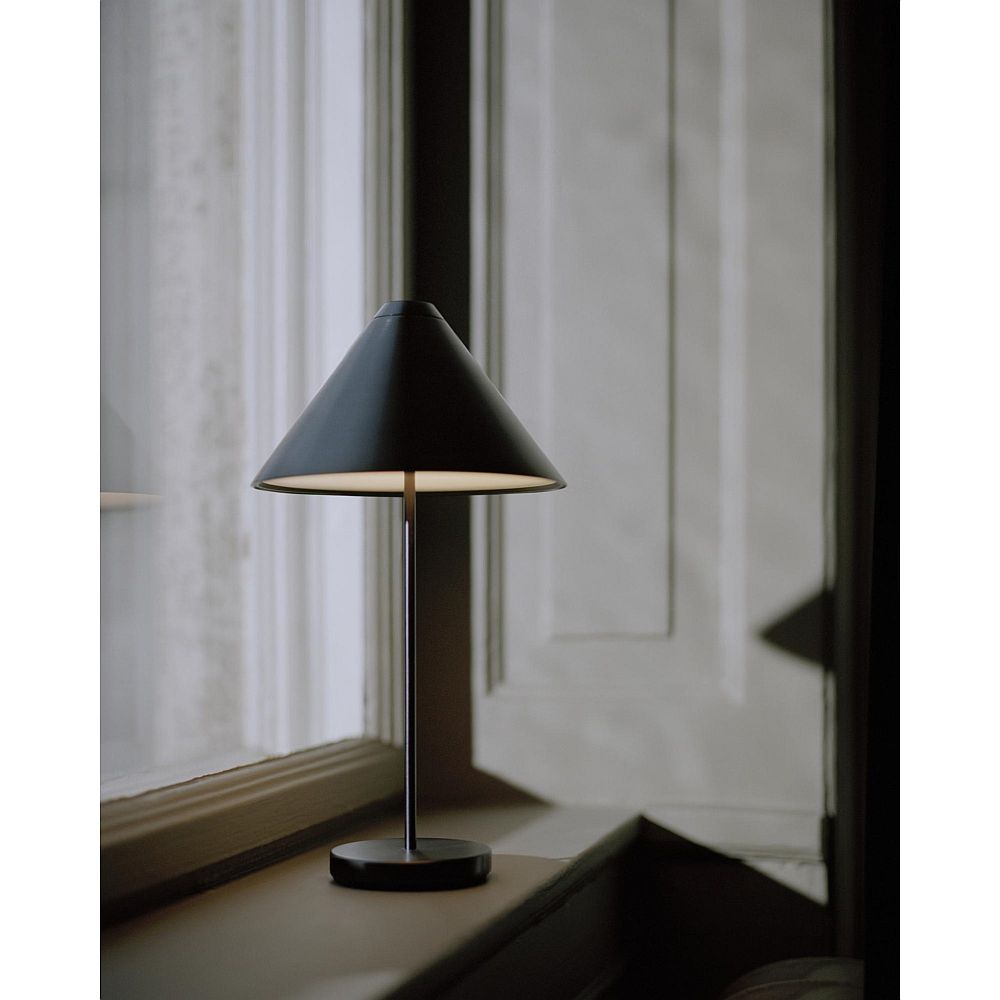 New Works Brolly laetav lauavalgusti must interjööris 3