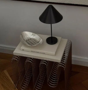 New Works Brolly laetav lauavalgusti must interjööris