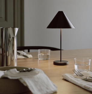 New Works Brolly laetav lauavalgusti must interjööris 31