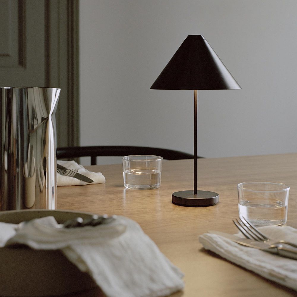 New Works Brolly laetav lauavalgusti must interjööris 31