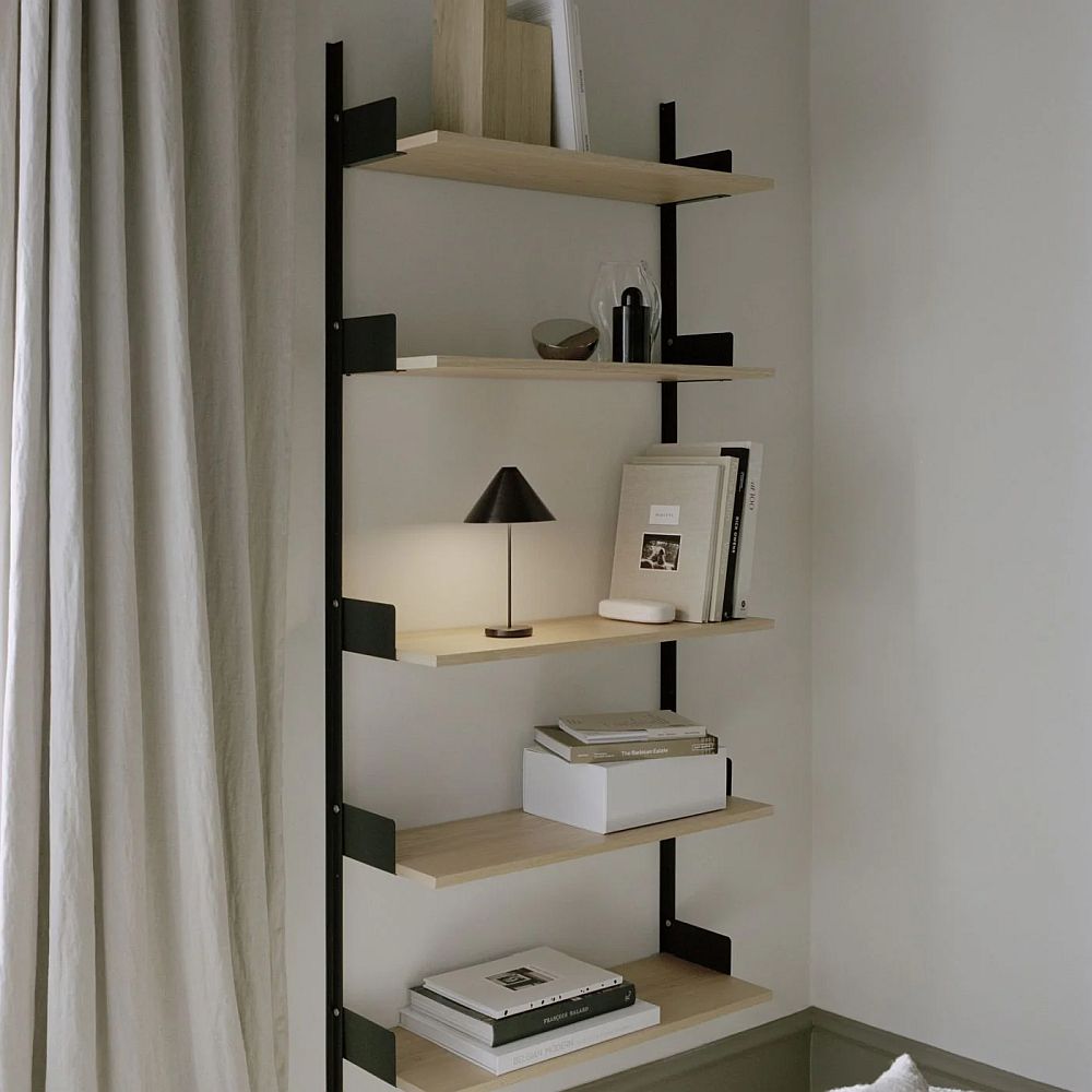 New Works Brolly laetav lauavalgusti must interjööris 4