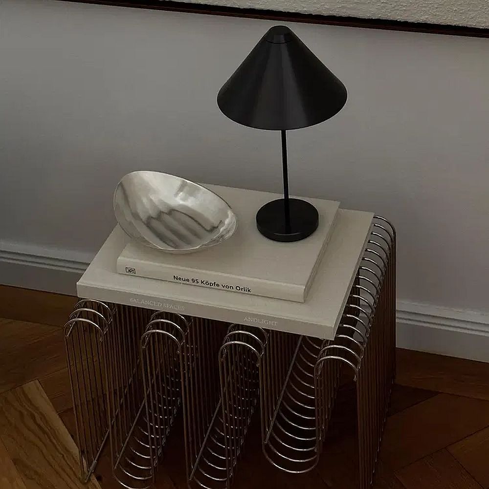 New Works Brolly laetav lauavalgusti must interjööris