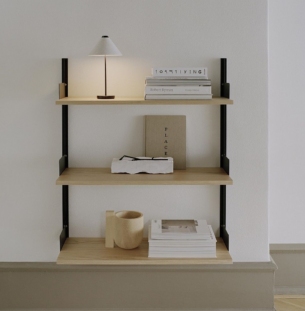 New Works Brolly laetav lauavalgusti valge interjööris 2