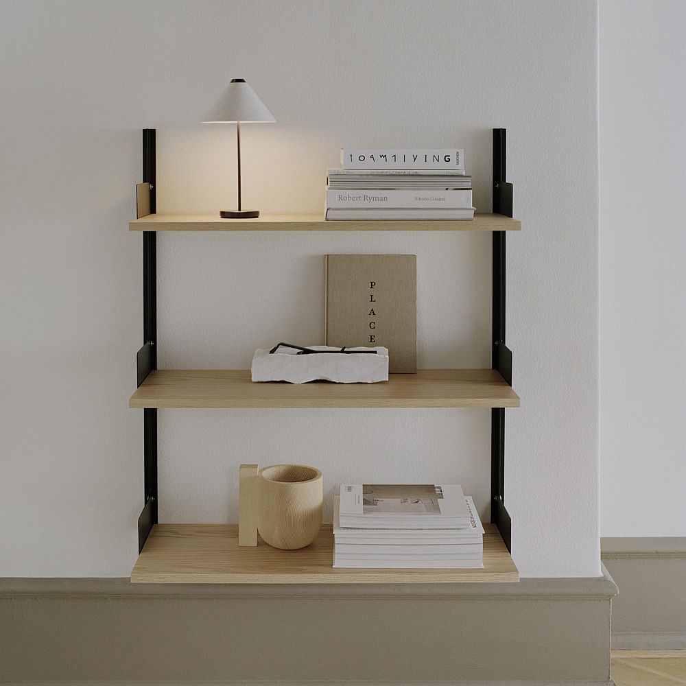 New Works Brolly laetav lauavalgusti valge interjööris 2