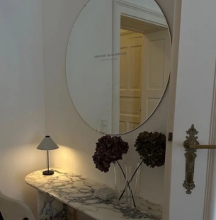 New Works Brolly laetav lauavalgusti valge interjööris 4