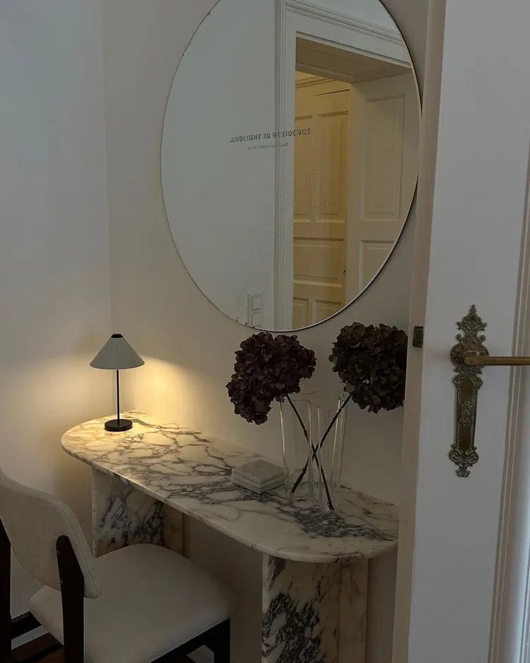 New Works Brolly laetav lauavalgusti valge interjööris 4