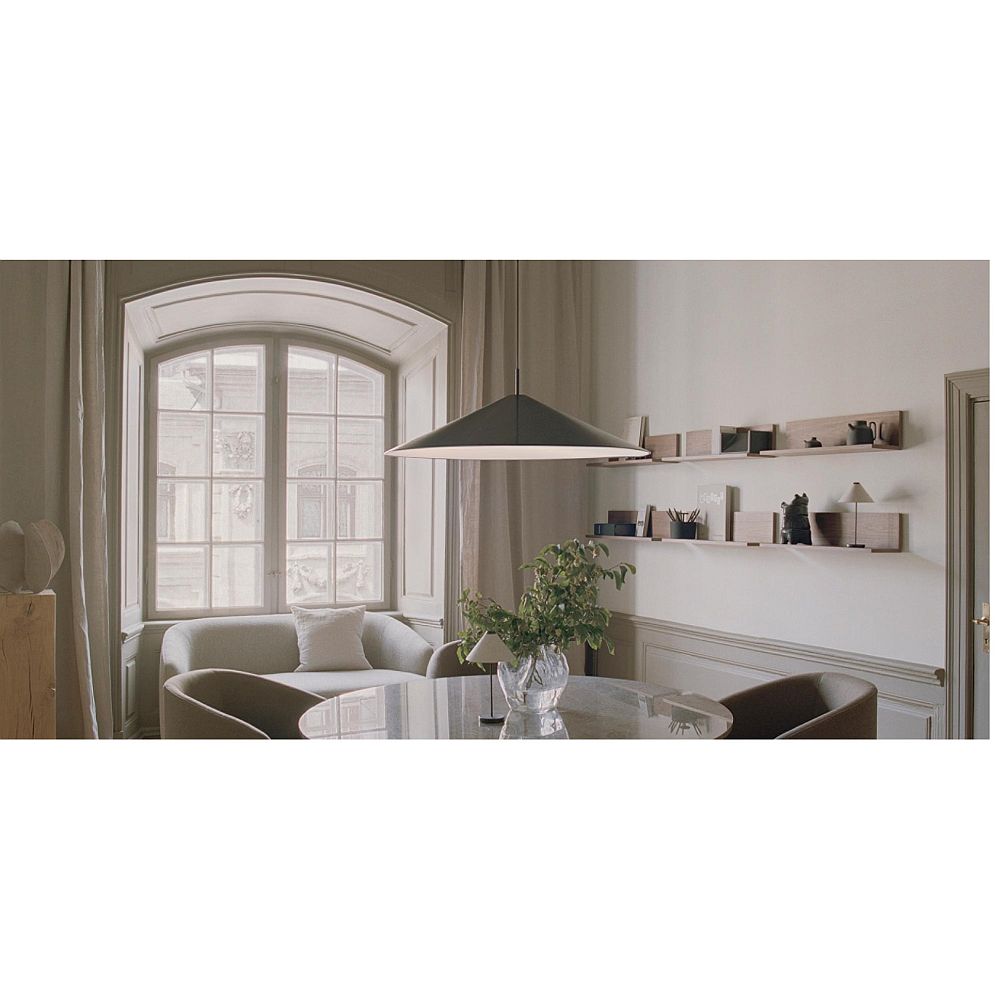 New Works Brolly rippvalgusti interjööris 2