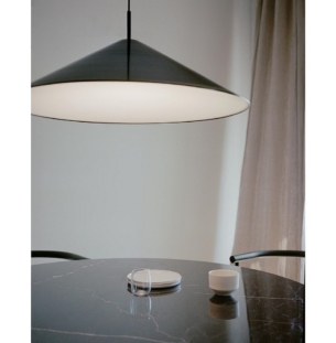 New Works Brolly rippvalgusti interjööris 3