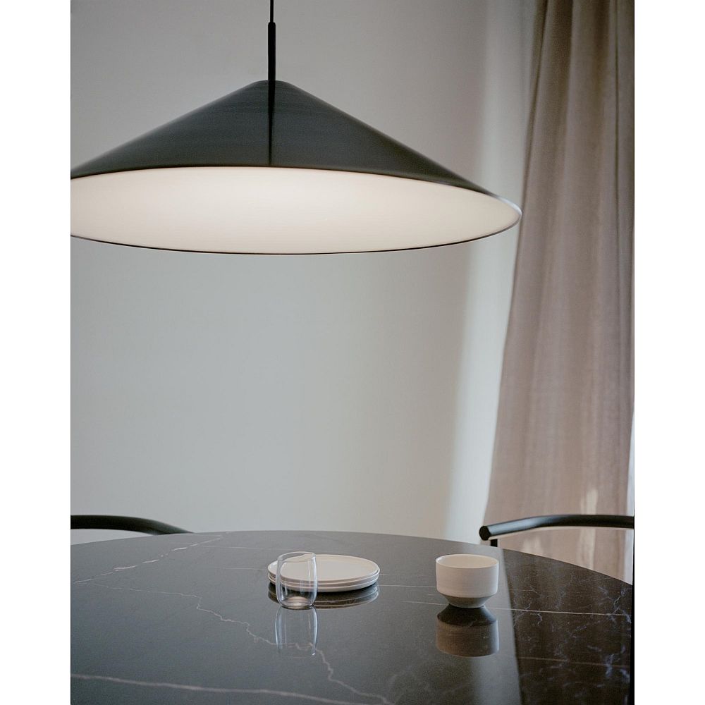 New Works Brolly rippvalgusti interjööris 3