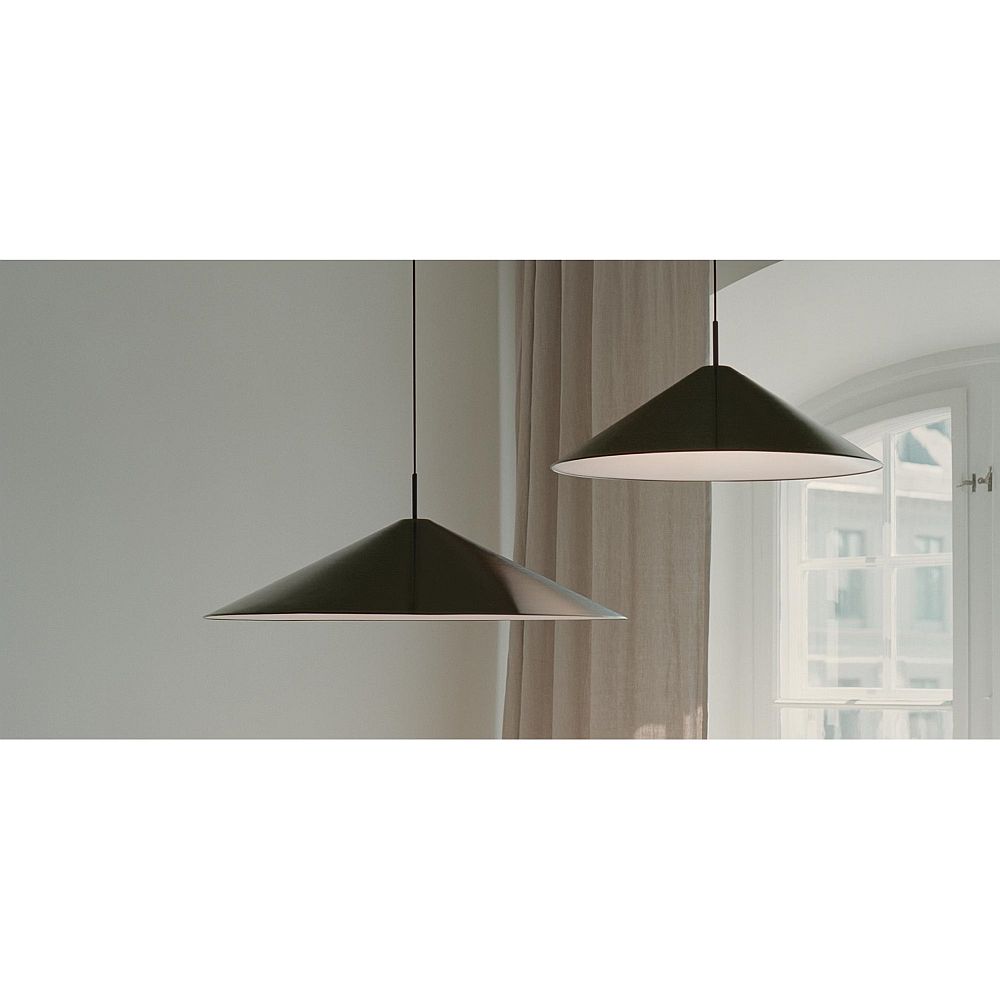 New Works Brolly rippvalgusti interjööris