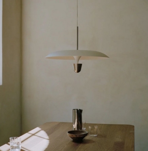 New Works Kantarell rippvalgusti interjööris 1