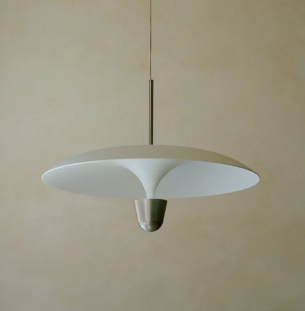 New Works Kantarell rippvalgusti interjööris 4