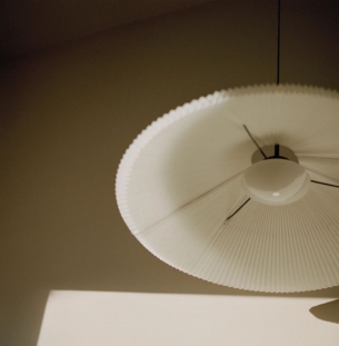 New Works Nebra rippvalgusti valge interjööris 2