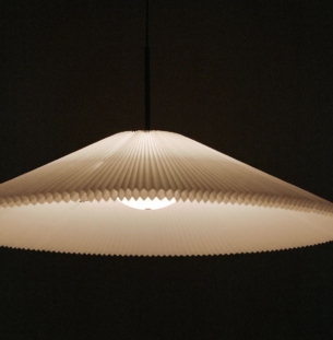 New Works Nebra rippvalgusti valge interjööris 3