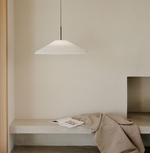 New Works Nebra rippvalgusti valge interjööris