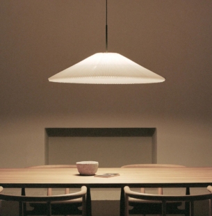 New Works Nebra rippvalgusti valge interjööris 31