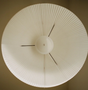 New Works Nebra rippvalgusti valge interjööris 41