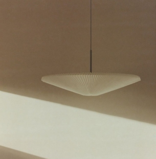 New Works Nebra rippvalgusti valge interjööris 5