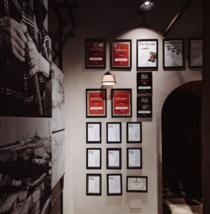 Tooy Lilly seinavalgusti interjööris