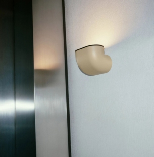 Stilnovo Gomito seinavalgusti interjööris